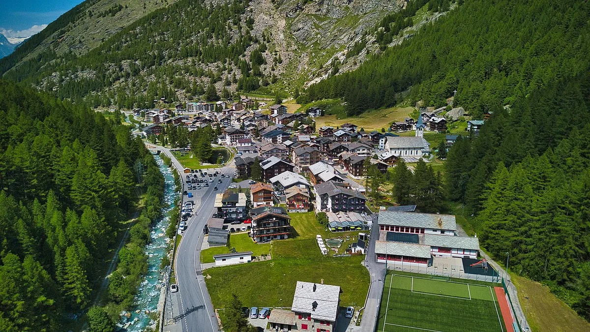 Veduta di Saas Almagell, Svizzera. Non raffigura uno specifico negozio di noleggio.
