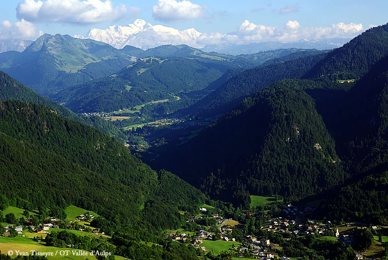 Veduta di Saint Jean d'Aulps, Francia. Non raffigura uno specifico negozio di noleggio.