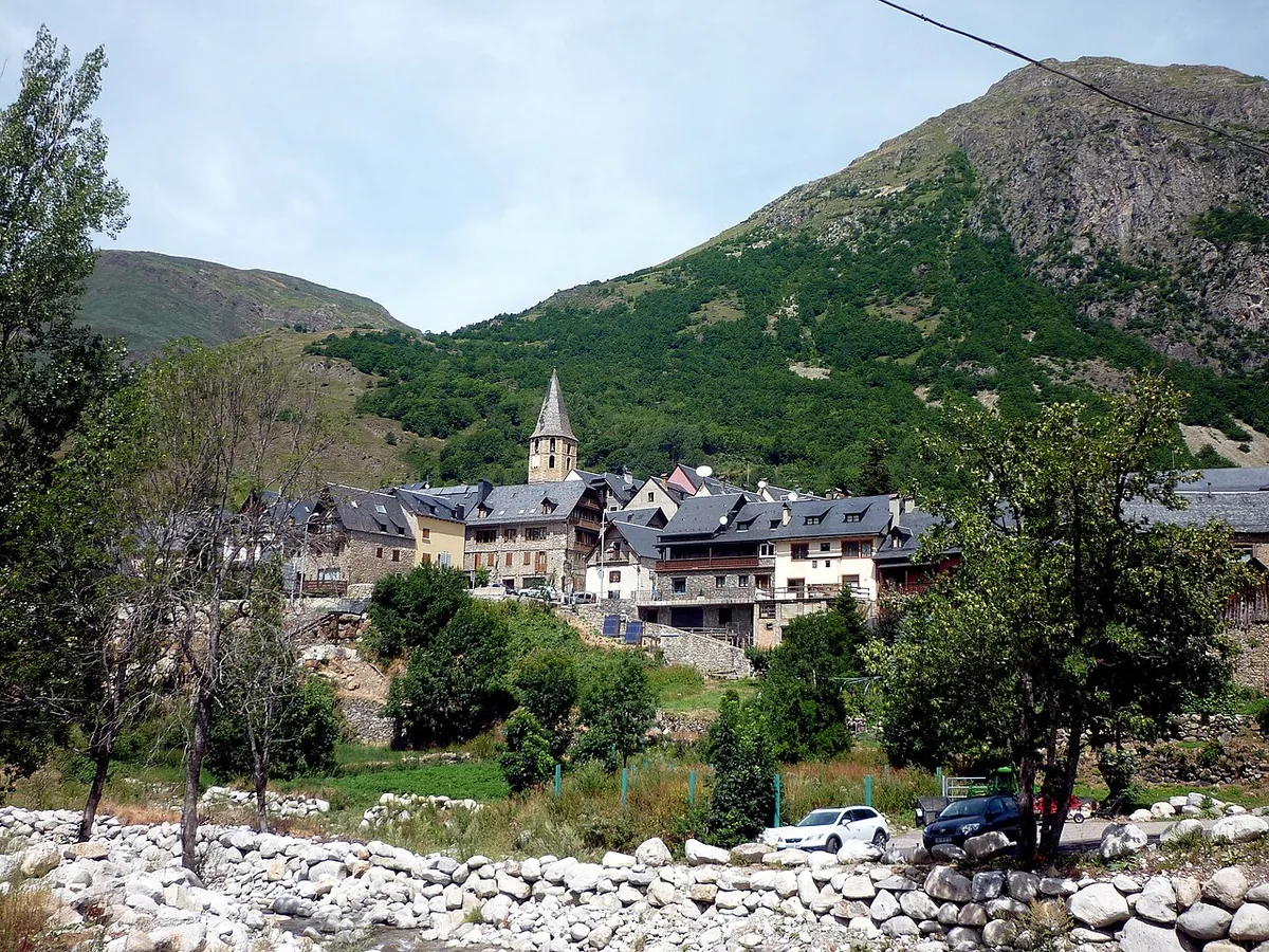 Veduta di Salardú, Spagna. Immagine generale della località o del comprensorio; non documenta la posizione di un singolo settore del catalogo o negozio di noleggio.