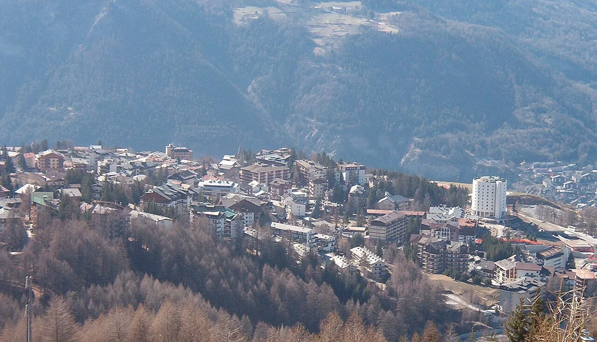 Veduta di Sauze d'Oulx, Italia. Non raffigura uno specifico negozio di noleggio.