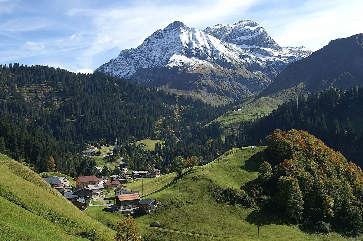 Veduta di Schröcken, Austria. Non raffigura uno specifico negozio di noleggio.