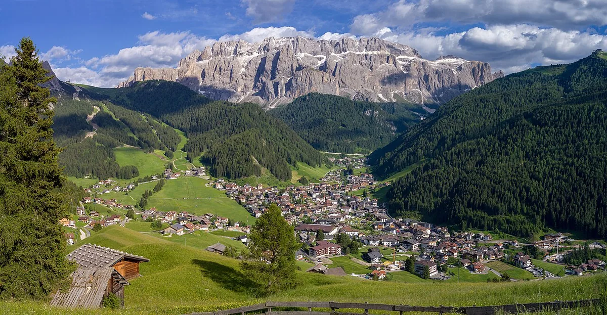 Veduta di Selva di Val Gardena, Italia. Immagine generale della località o del comprensorio; non documenta la posizione di un singolo settore del catalogo o negozio di noleggio.