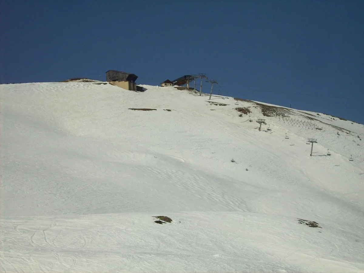 Veduta di Serre Chevalier, Francia. Immagine generale della località o del comprensorio; non documenta la posizione di un singolo settore del catalogo o negozio di noleggio.