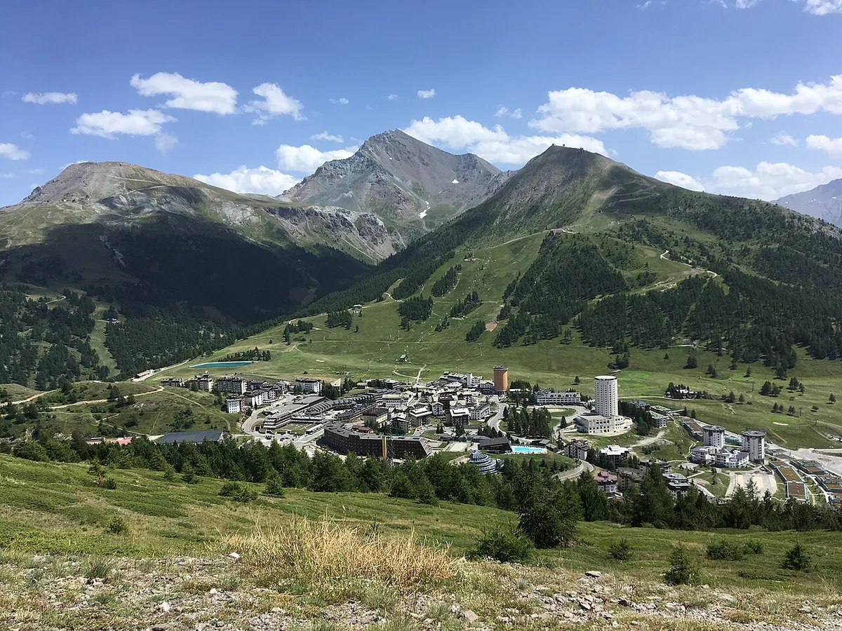 Veduta di Sestrière, Italia. Non raffigura uno specifico negozio di noleggio.