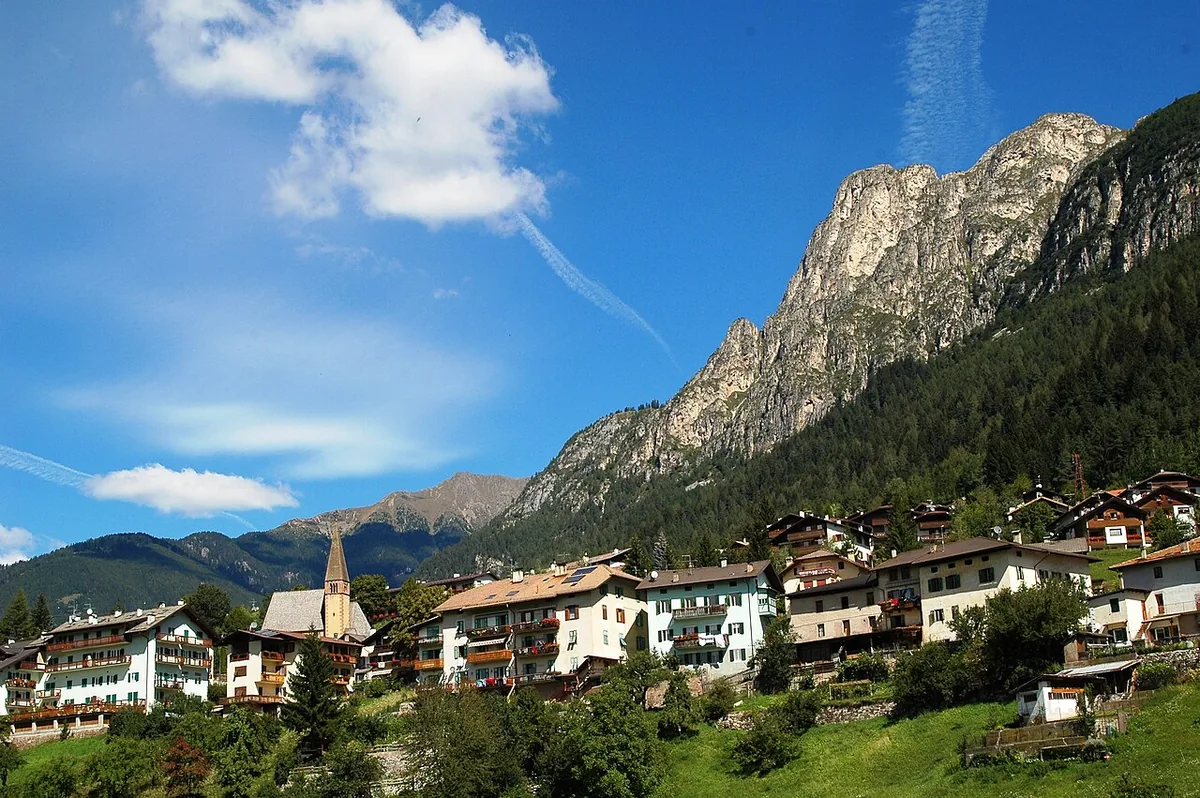 Veduta di Tesero, Italia. Immagine generale della località o del comprensorio; non documenta la posizione di un singolo settore del catalogo o negozio di noleggio.
