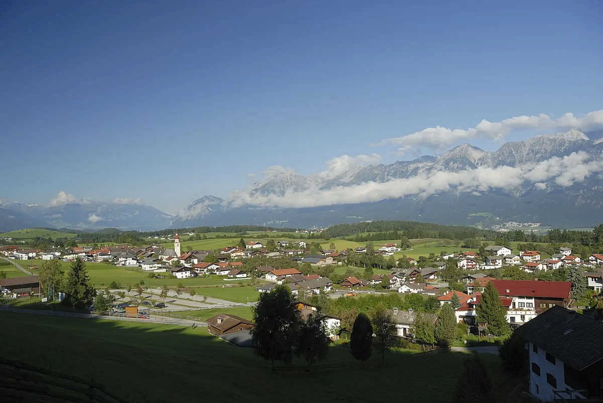 Veduta di Tulfes, Austria. Non raffigura uno specifico negozio di noleggio.