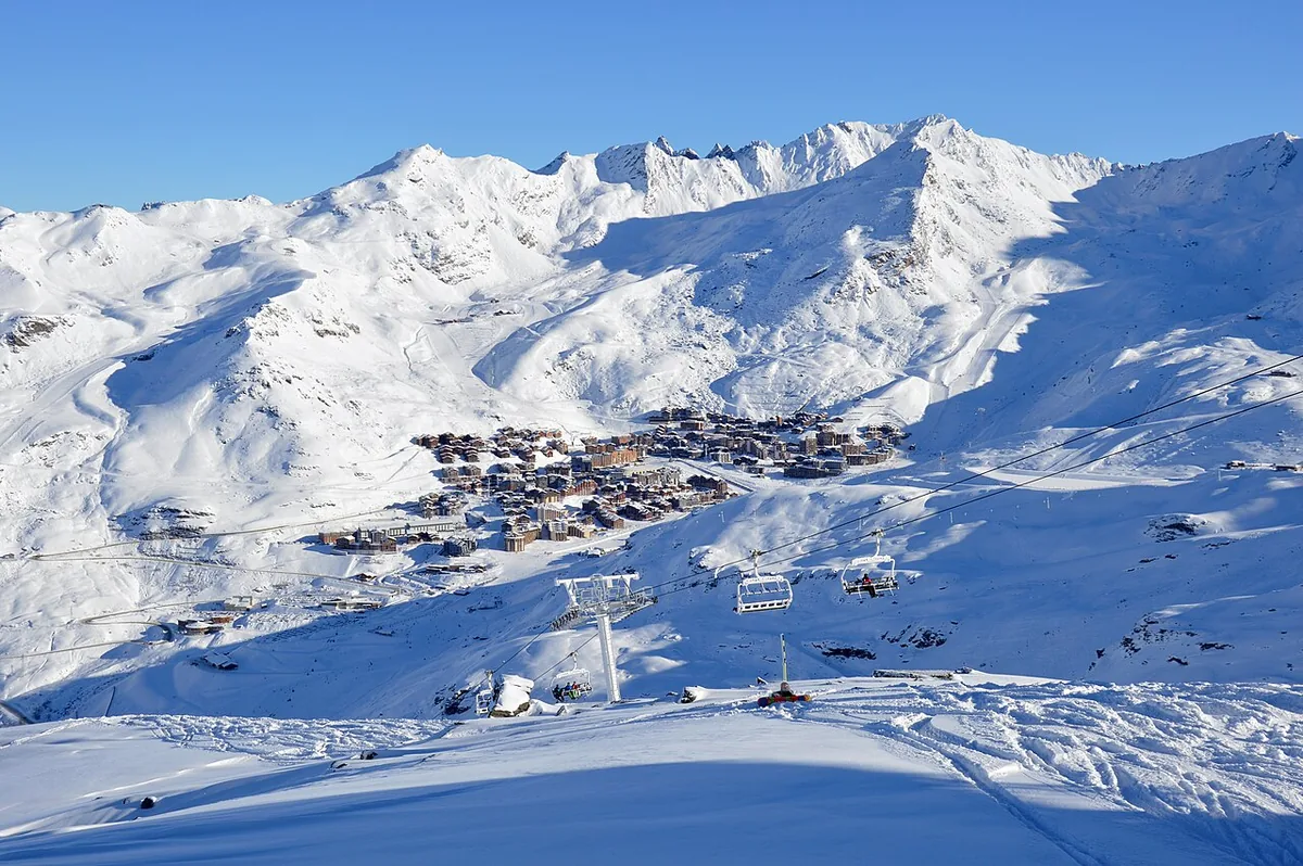 Veduta di Val Thorens, Francia. Non raffigura uno specifico negozio di noleggio.