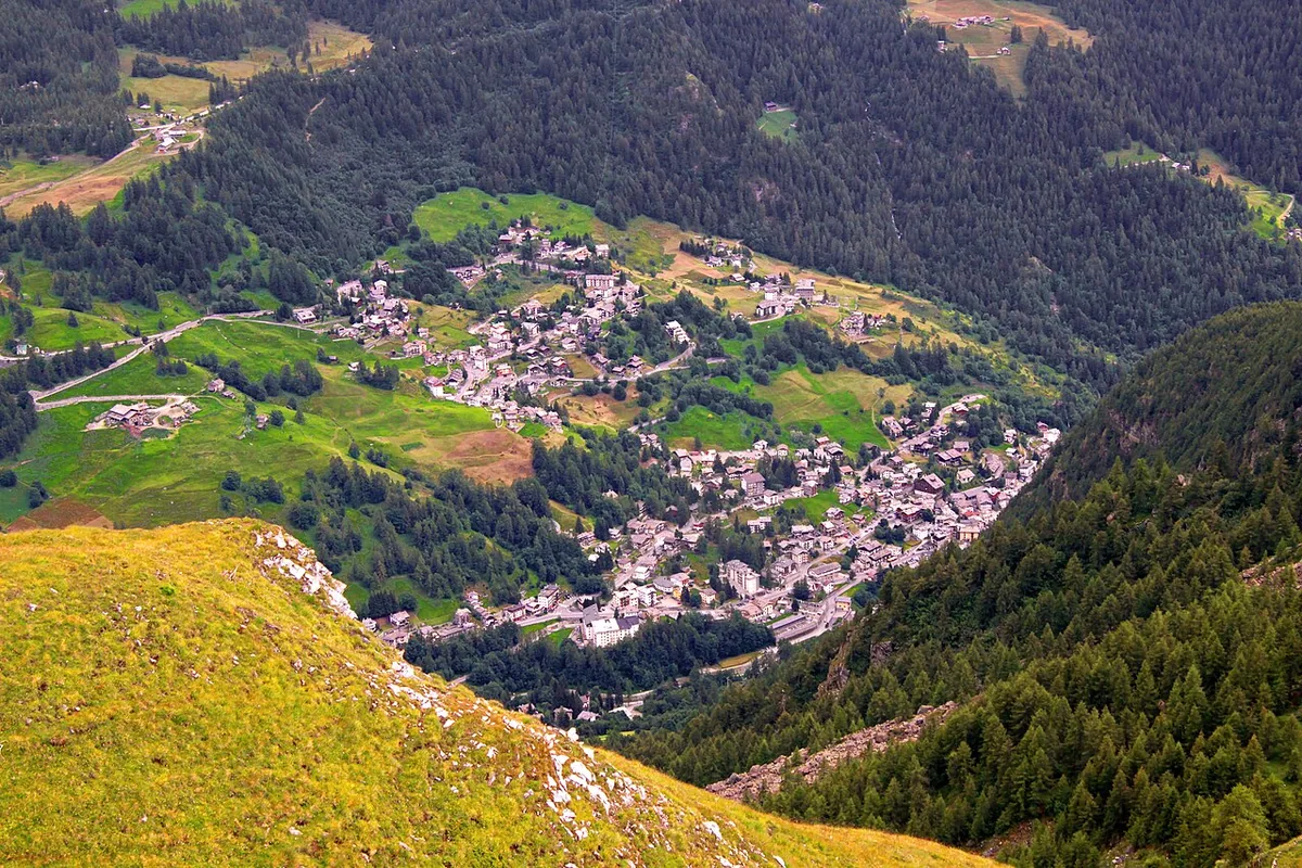 Veduta di Valtournenche, Italia. Non raffigura uno specifico negozio di noleggio.