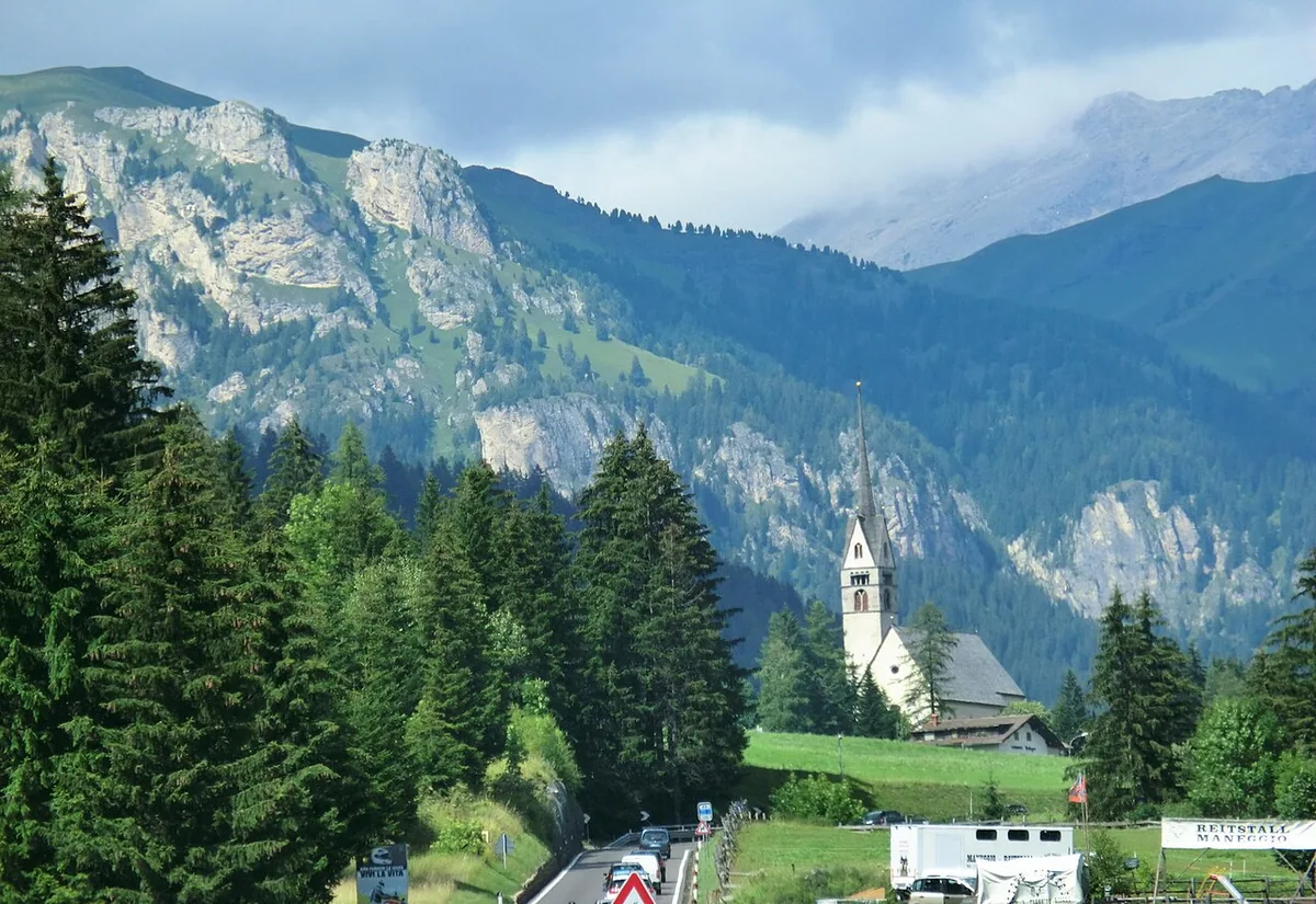 Veduta di Vigo di Fassa, Italia. Non raffigura uno specifico negozio di noleggio.