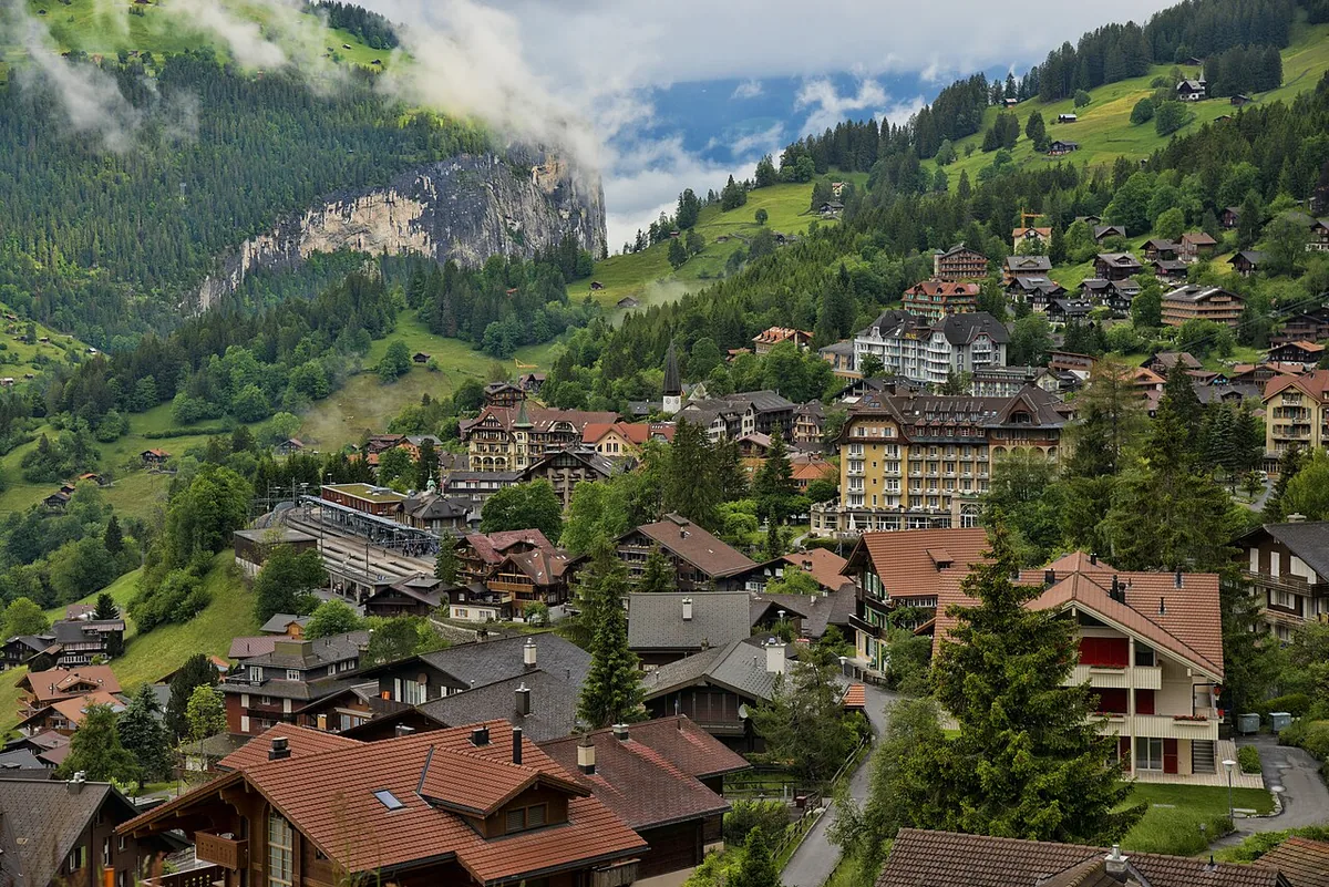Veduta di Wengen, Svizzera. Non raffigura uno specifico negozio di noleggio.