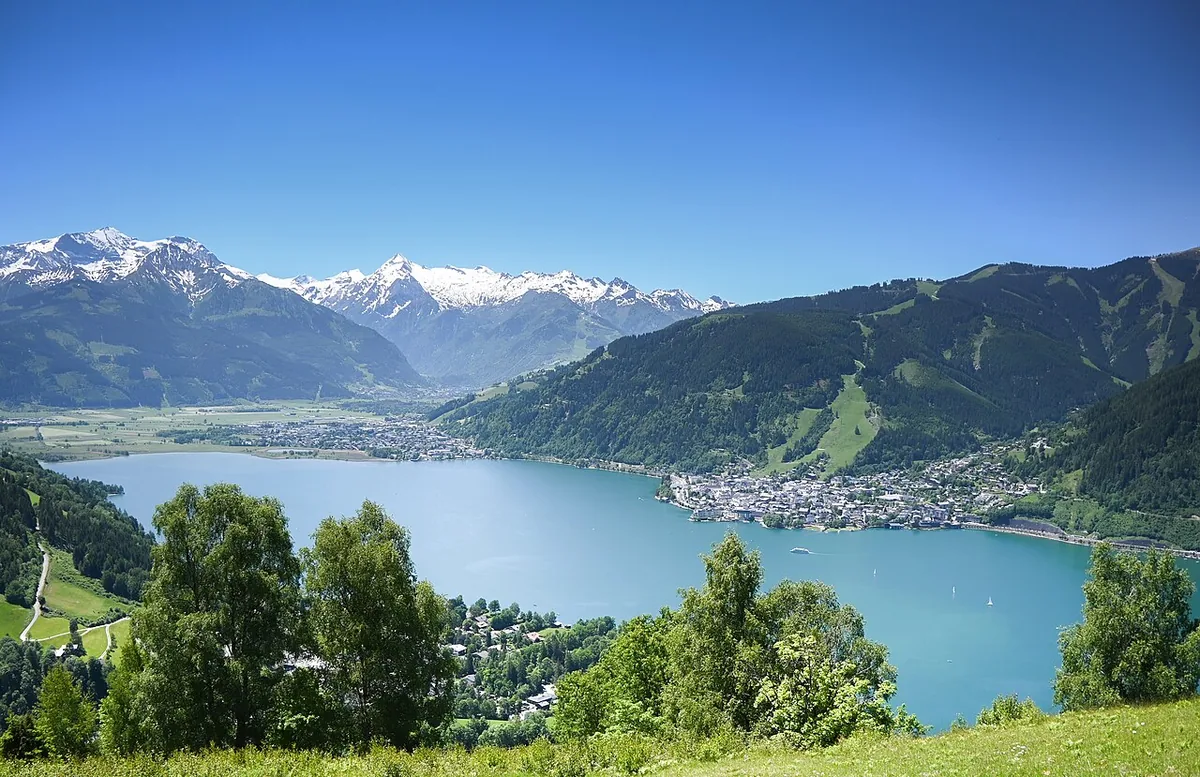 Veduta di Zell am See, Austria. Non raffigura uno specifico negozio di noleggio.